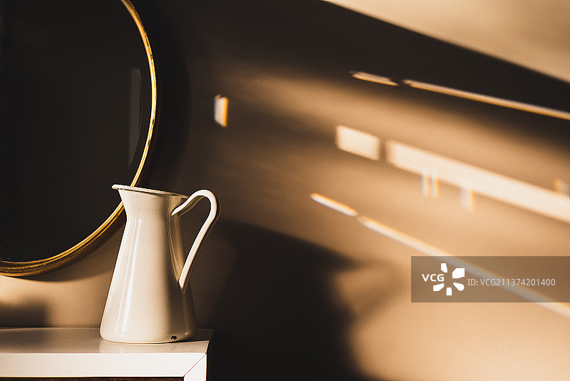 桌上的茶壶特写图片素材