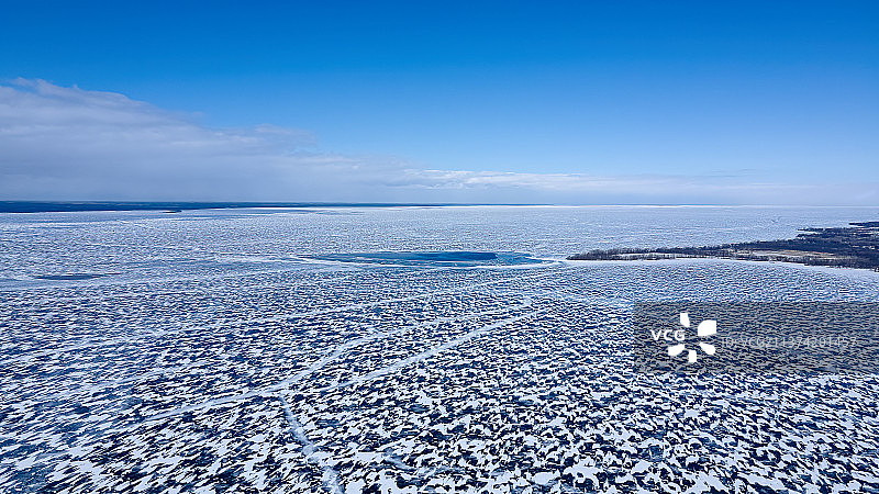美国威斯康星州绿湾冰冻海湾航拍图片素材