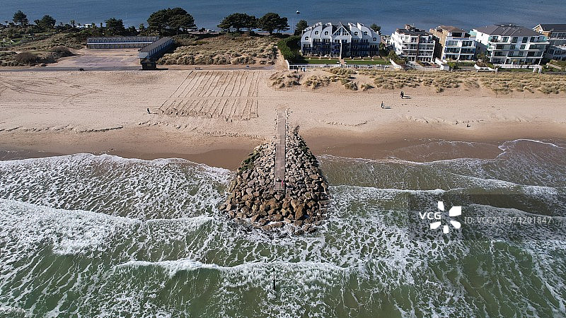 英国普尔沙洲海滩防波堤的仰视角度，海滩的鸟瞰图图片素材