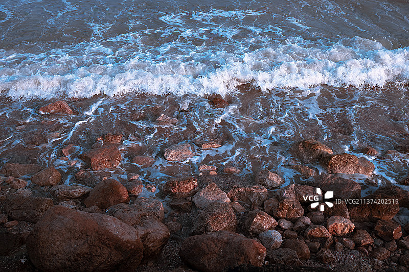 伊朗霍尔木兹甘省阿巴斯港海滩海浪拍打岩石的高角度视图图片素材