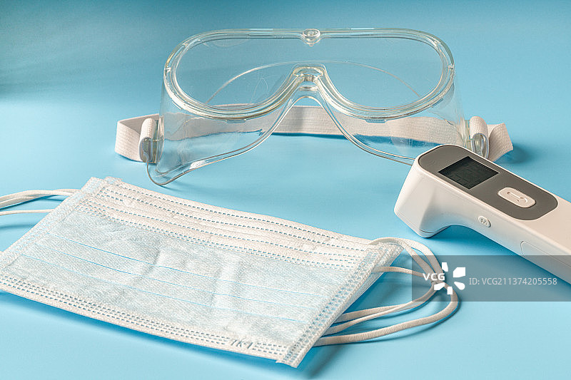 口罩红外体温计和医用隔离眼罩图片素材