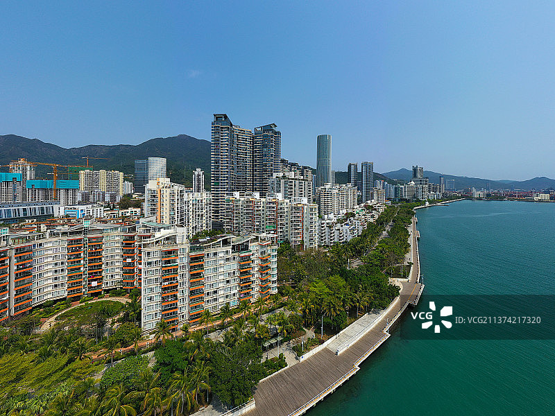 广东省深圳市盐田区沙头角口岸中英街古塔公园和香港船湾郊野公园航拍图片素材