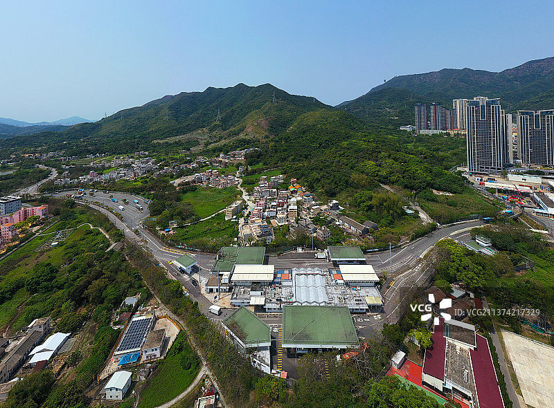 广东省深圳市盐田区沙头角口岸中英街古塔公园和香港船湾郊野公园航拍图片素材