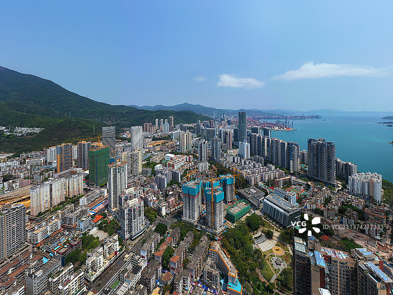 广东省深圳市盐田区沙头角口岸中英街古塔公园和香港船湾郊野公园航拍图片素材