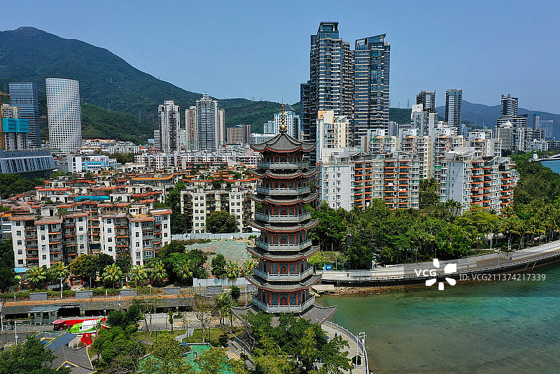 广东省深圳市盐田区沙头角口岸中英街古塔公园和香港船湾郊野公园航拍图片素材