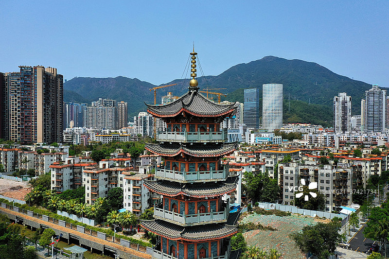 广东省深圳市盐田区沙头角口岸中英街古塔公园和香港船湾郊野公园航拍图片素材