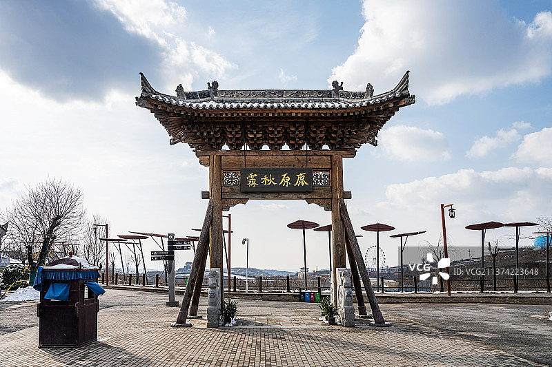 陕西西安白鹿原影视城仿古建筑牌楼图片素材