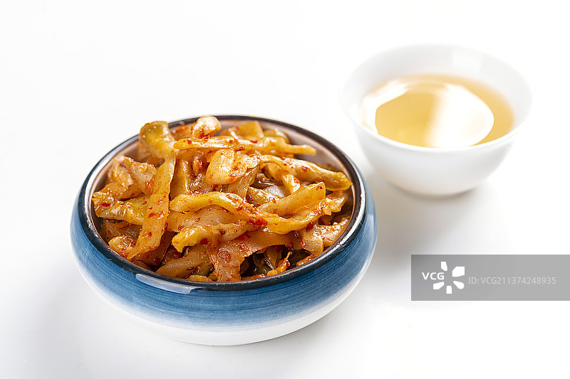 佐餐小菜麻辣榨菜丝特写白色背景图片素材