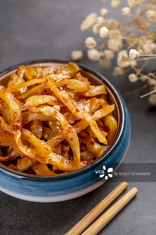 佐餐小菜麻辣榨菜丝特写黑色背景图片素材
