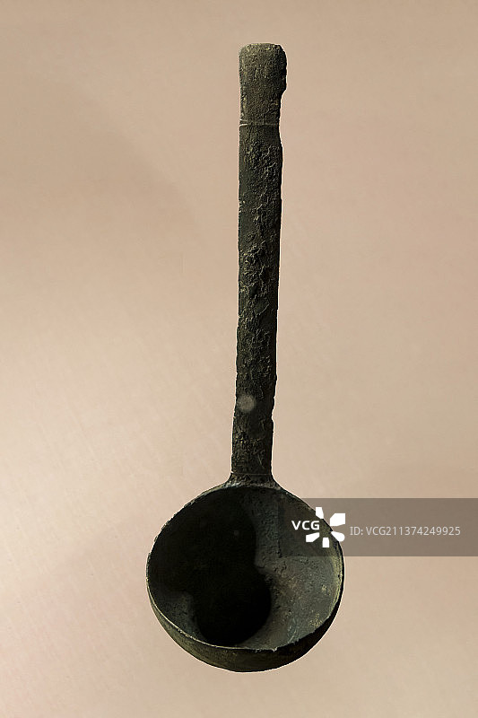 中国国家博物馆：长柄青铜勺（战国，内蒙古赤峰市宁城县甸子乡小黑石沟墓葬出土，内蒙古博物院藏）图片素材