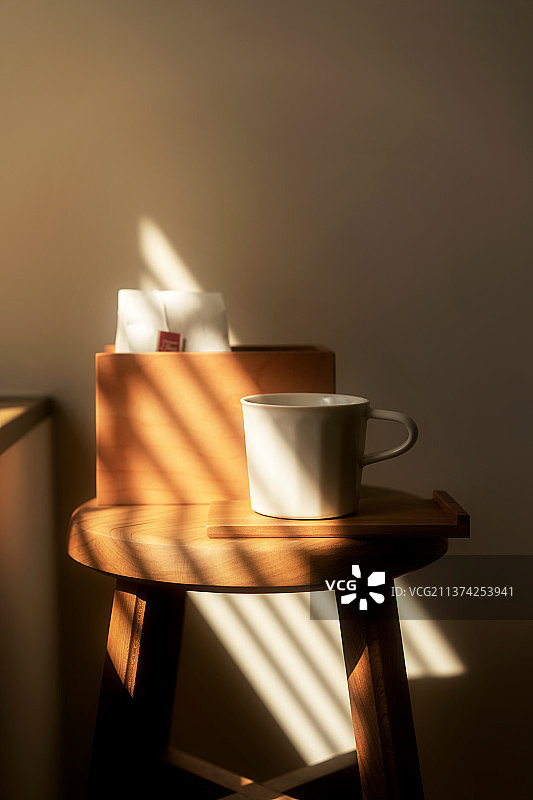 家里桌子上咖啡杯的特写镜头图片素材