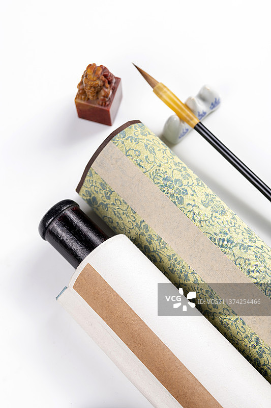 中国画轴与文房四宝摆放在桌面上特写图片素材