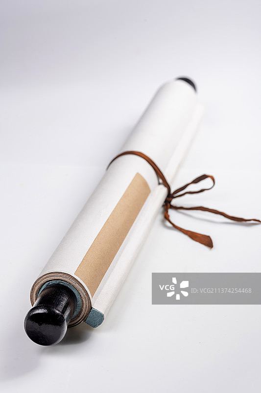 中国画轴与文房四宝摆放在桌面上特写图片素材