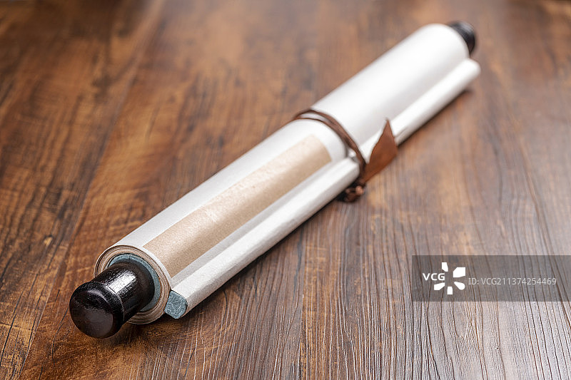 中国画轴与文房四宝摆放在桌面上特写图片素材