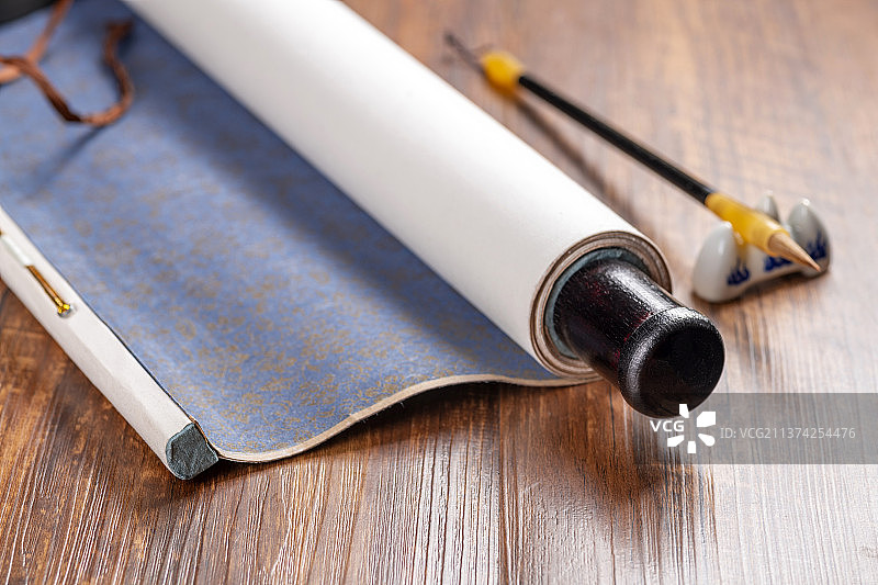 中国画轴与文房四宝摆放在桌面上特写图片素材