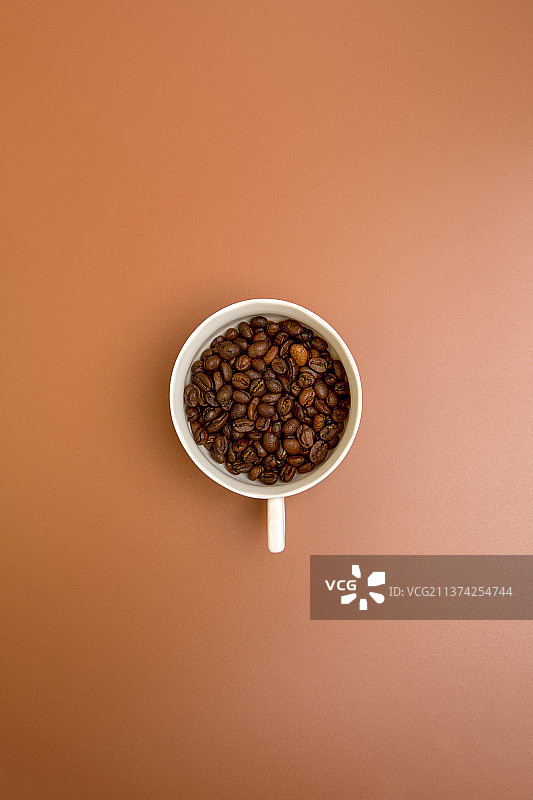 棕色背景下的咖啡豆图片素材