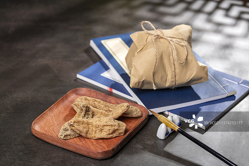 中药材天麻特写木桌面中国风图片素材