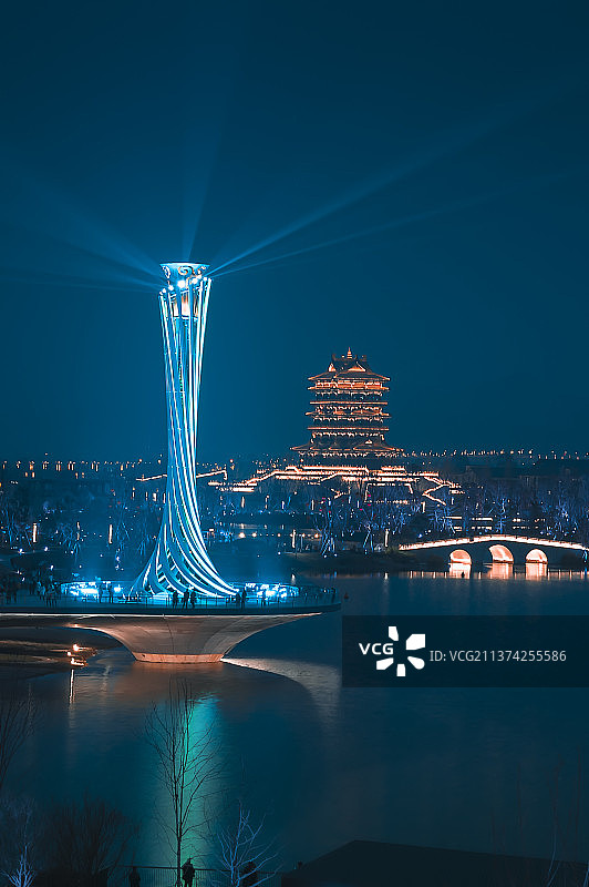 成都东安湖体育公园火炬塔夜景图片素材