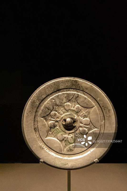中国国家博物馆：“长宜子孙”铜镜（魏晋，内蒙古乌兰察布市卓资县石家沟墓葬出土，内蒙古博物院藏）图片素材