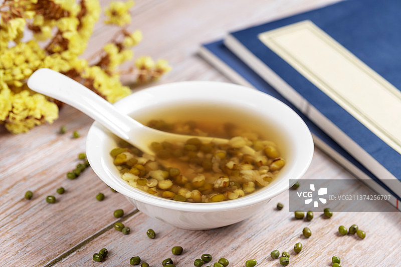 一碗绿豆汤与绿豆特写木桌面背景图片素材