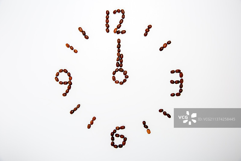 白色背景咖啡豆钟面造型图片素材