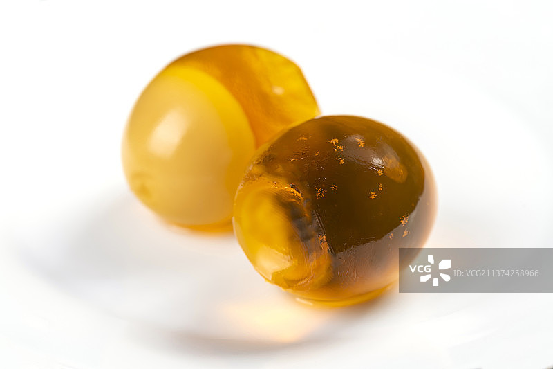 一盘松花蛋特写黑色背景图片素材