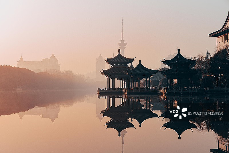 朝阳下的南通五亭桥图片素材