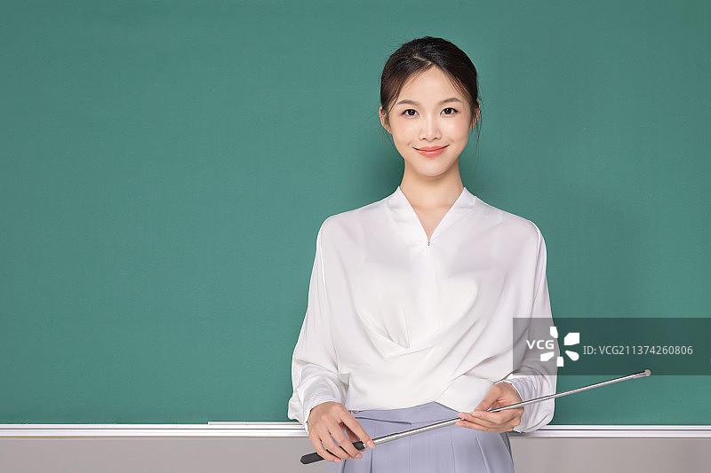 正在上课的亚洲年轻女教师图片素材