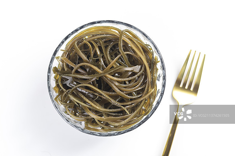 一碗海带丝特写白色背景图片素材