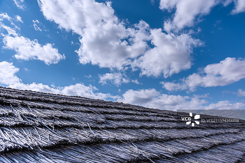 中国辽宁农村的茅草屋房顶图片素材