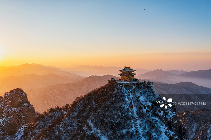 河南省洛阳栾川老君山金顶道观群玉皇顶冬季雪景户外航拍图片素材
