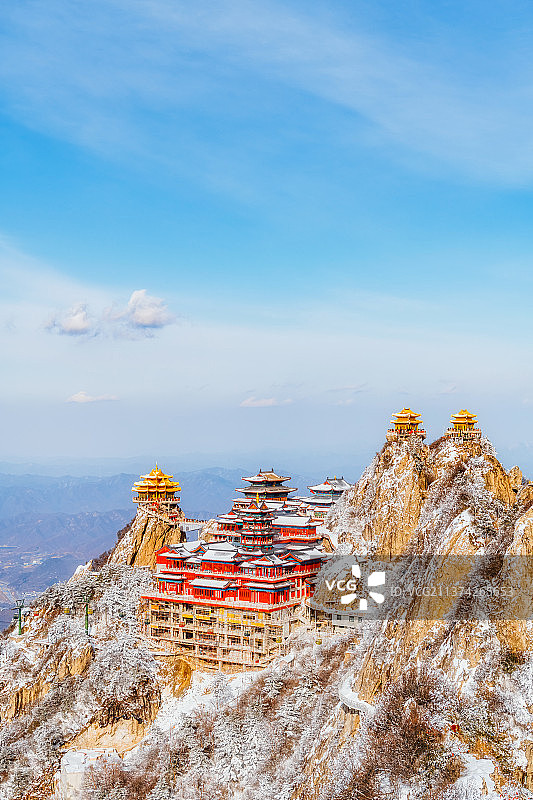 河南洛阳栾川老君山金顶道观群金殿冬季雪景户外风光高视角图片素材