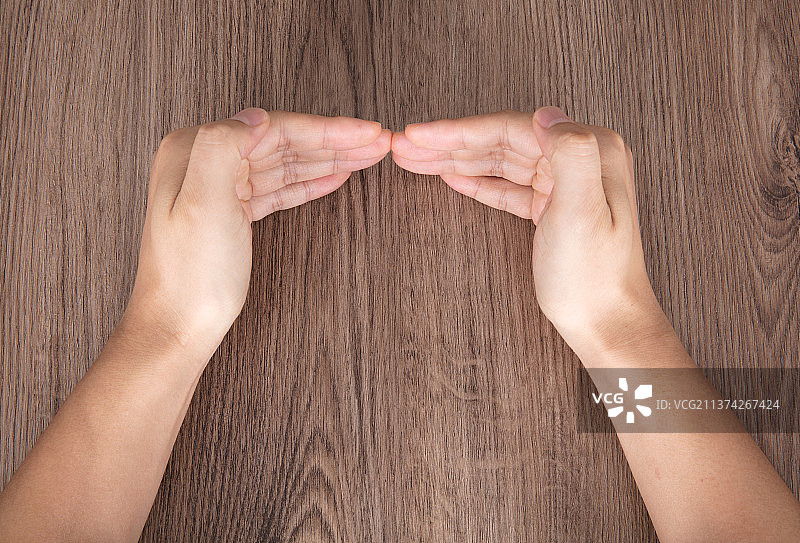 双手在桌子上呵护着某种东西图片素材