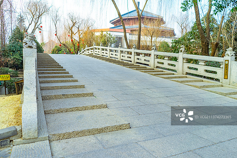 中国山东省枣庄市台儿庄古城，宏伟的古代建筑天后宫，古老的石桥上的石头台阶楼梯，户外无人图像摄影图片素材