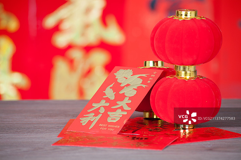 红色对联前的红包和小灯笼图片素材