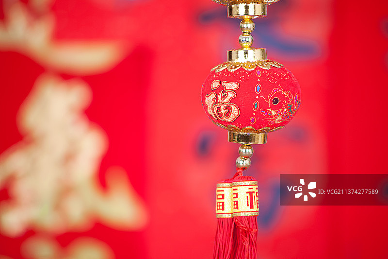 红色春联前挂着一串灯笼饰品图片素材