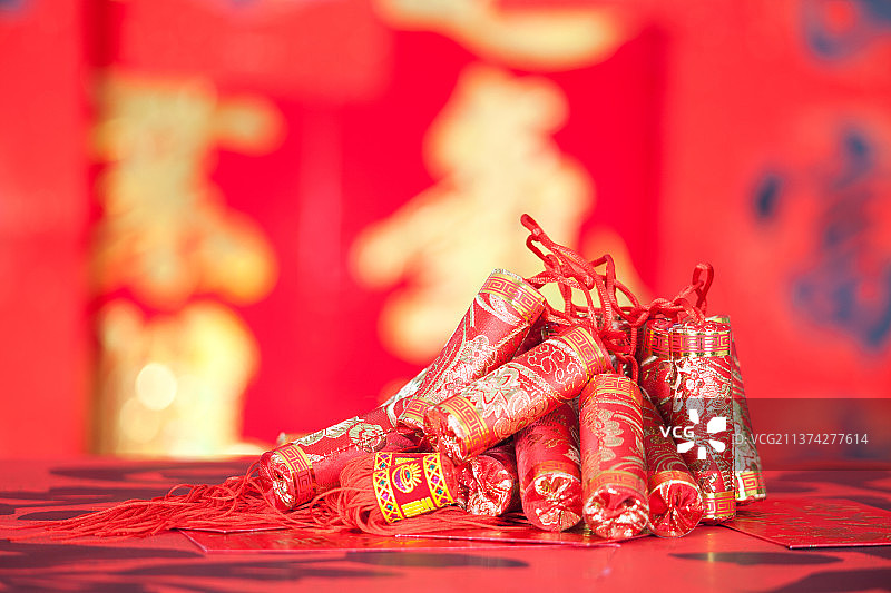 中国春节时准备挂起来的红色鞭炮挂件图片素材