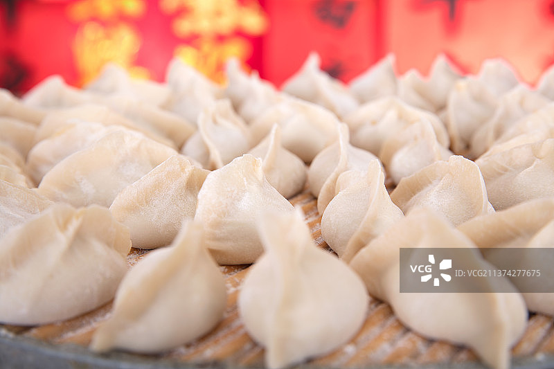 特写拍摄托盘上中国过节的饺子图片素材