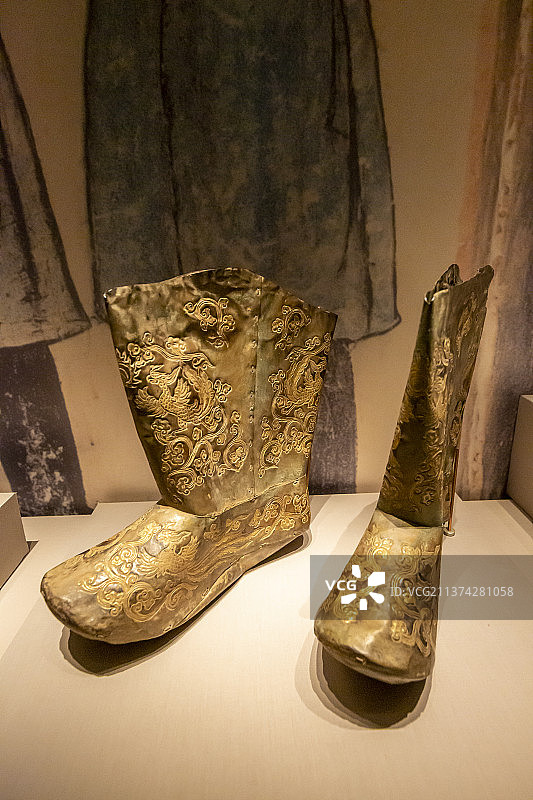 中国国家博物馆：鎏金凤纹银靴（辽代，中国国家博物馆藏）图片素材