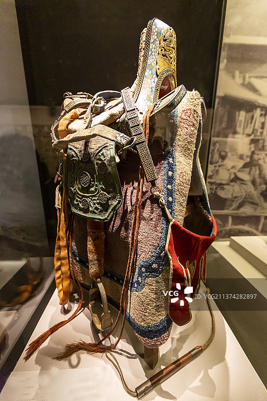 中国国家博物馆：鎏金景泰蓝马鞍（近代，内蒙古博物院藏）图片素材