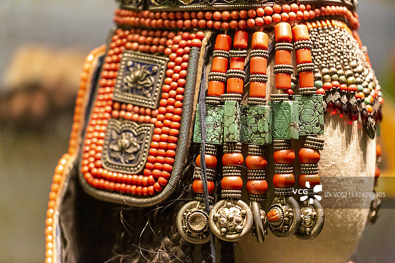 中国国家博物馆：蒙古族妇女头饰、帽（清代，内蒙古博物院藏）图片素材