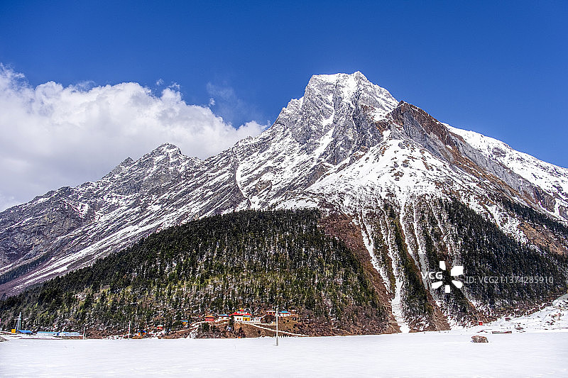 嘎龙山下嘎龙寺图片素材
