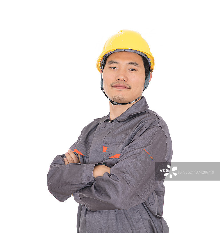白背景前头戴黄色安全帽的工人图片素材