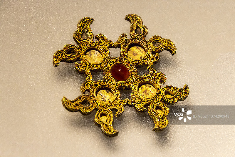 中国国家博物馆：嵌宝石掐丝金花饰（元代，内蒙古锡林郭勒盟苏尼特左旗恩格尔河出土，内蒙古博物院藏）图片素材