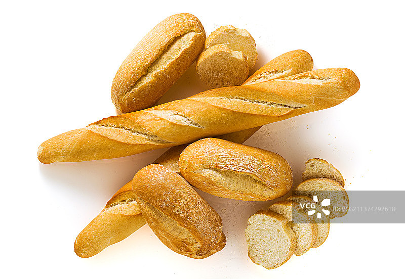 白色背景下新鲜的法棍面包和圆面包图片素材