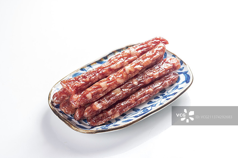 一盘腊肠与一捆腊肠组合特写图片素材