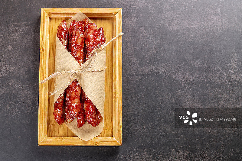 一盘腊肠与一捆腊肠组合特写图片素材