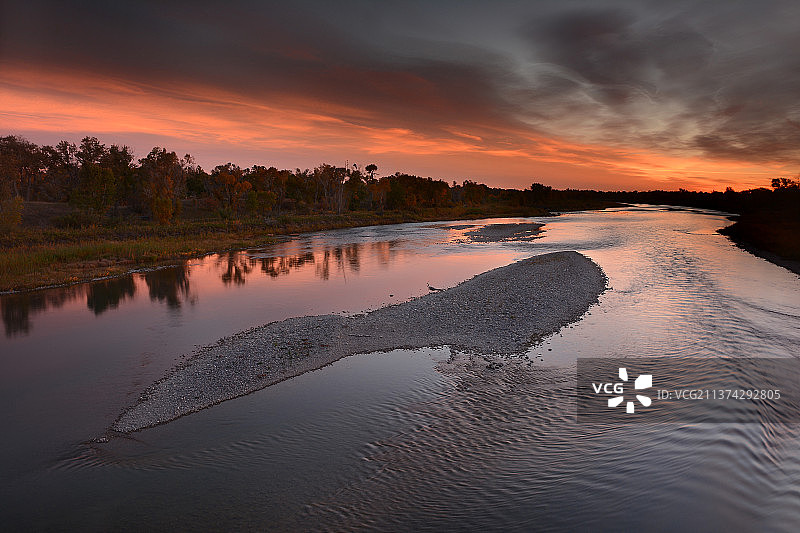 奥德曼河日出，麦克劳德堡日落时分的湖泊美景，加拿大艾伯塔省图片素材