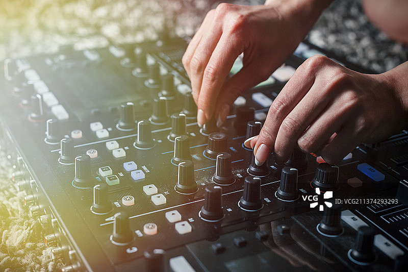 手拨动DJ调音台推子特写图片素材