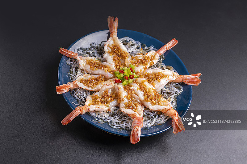 一盘蒜蓉开背虾特写图片素材